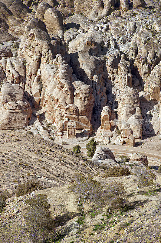 俯瞰通往Al Siq, Petra，玫瑰城，约旦沙漠，约旦的峡谷